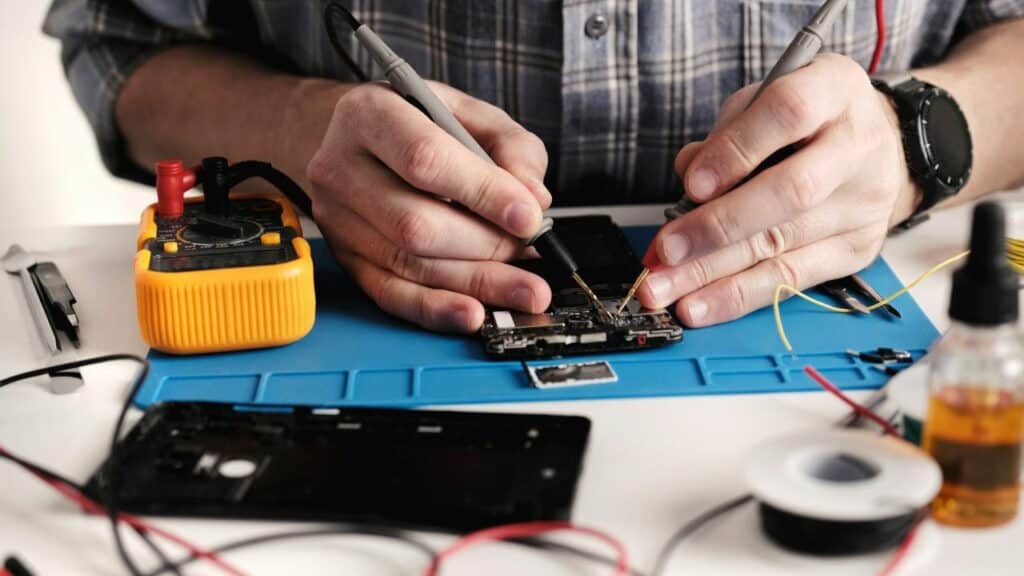 Professionelle Handy Reparatur – Smartphone wird von Techniker repariert
